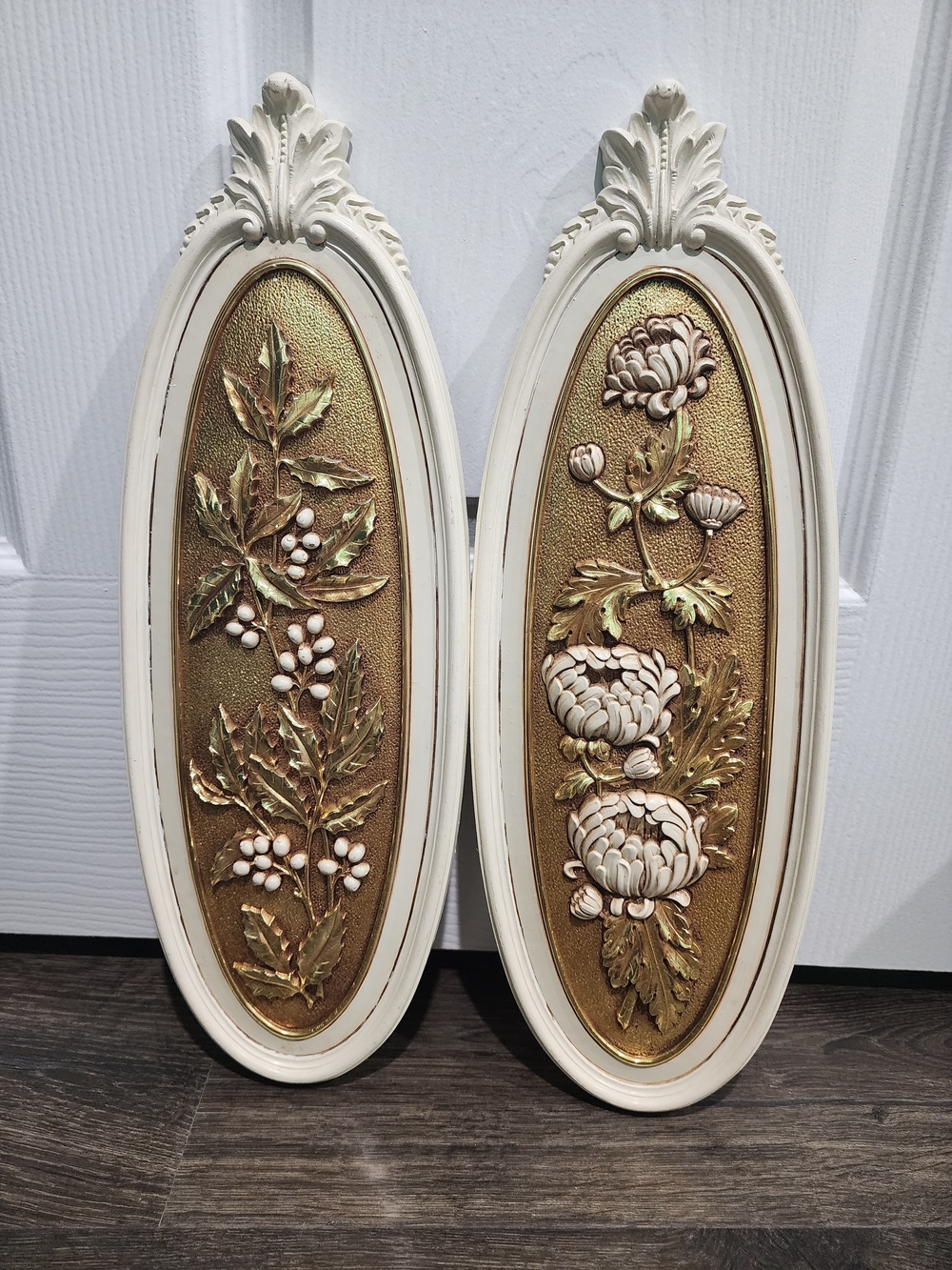 1973 SYROCO 2 of 4 Season's Oval Plaques Holly & Berries & Floral 7314 7315